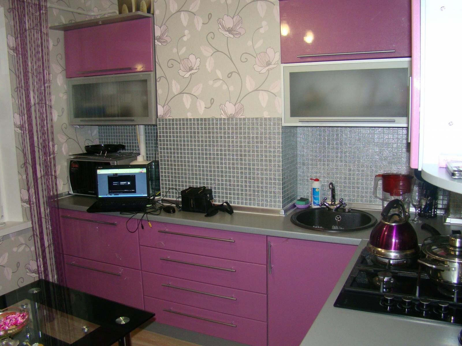 Маленькая серо-розовая кухня в интерьере