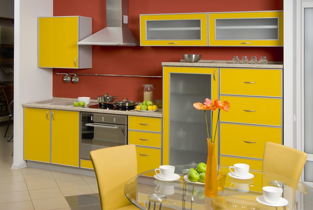 Желтая кухня в интерьере фото