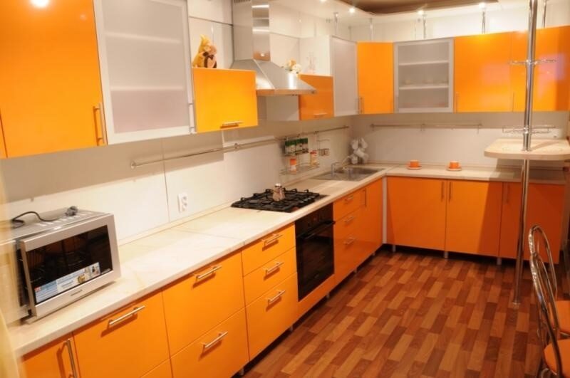 Кухни оранжевая столешница