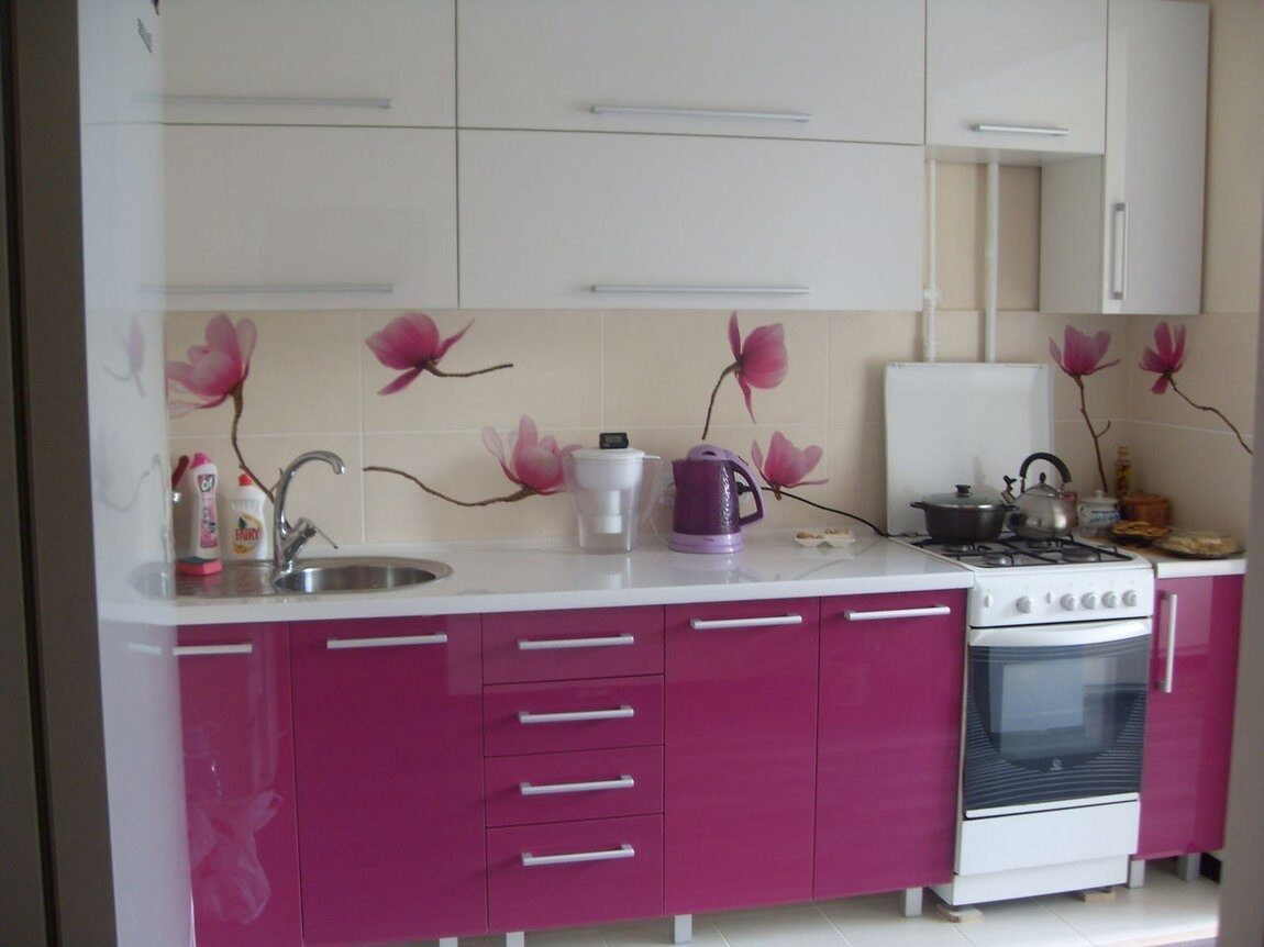 Кухонный гарнитур розовый с белым