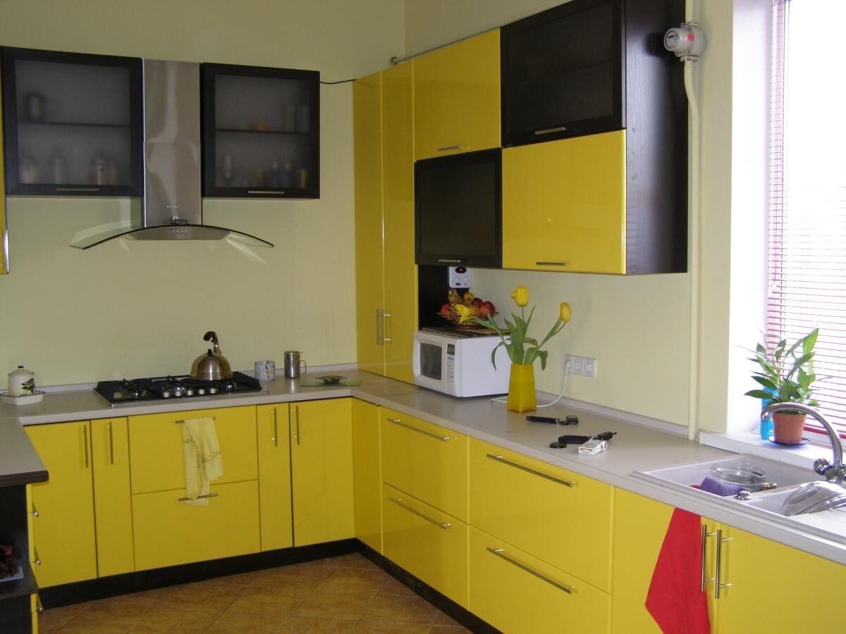 Угловая кухня желтого цвета