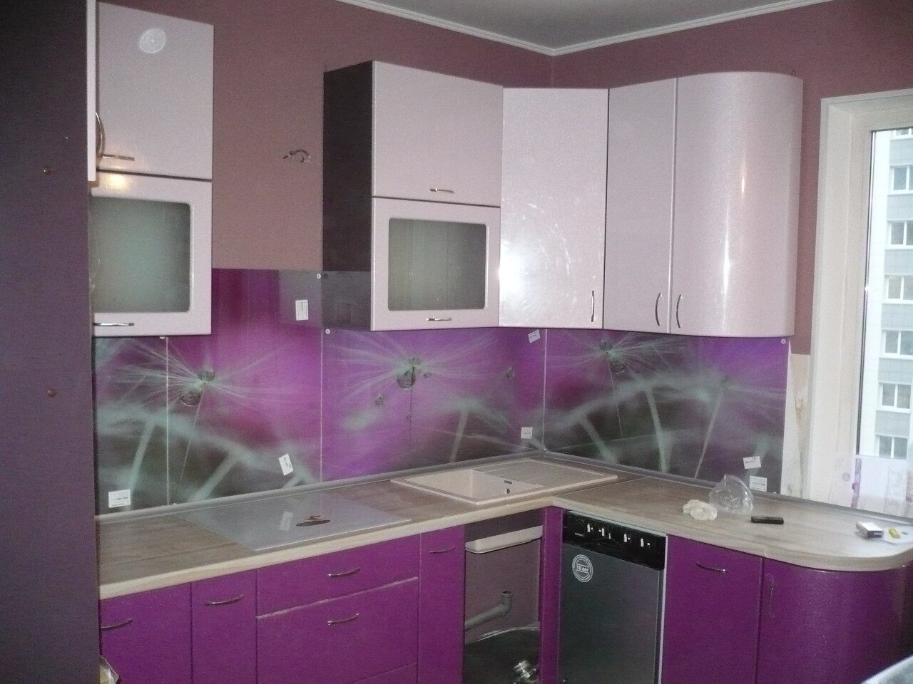 Кухня угловая для маленькой кухни фиолетовая